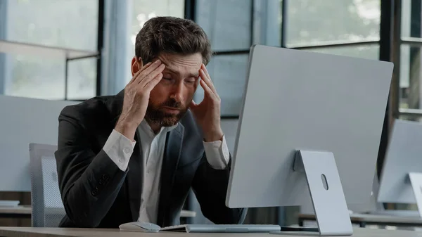 Κουρασμένος Καυκάσιος Γενειοφόρος 40S Μεσήλικας Επιχειρηματίας Υπάλληλος Δακτυλογράφηση Laptop Αισθάνονται — Φωτογραφία Αρχείου