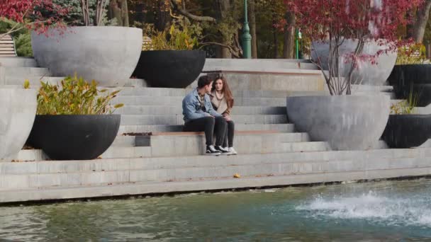 Caucásico Pareja Amantes Mujer Hombre Parejas Sentarse Las Escaleras Urbanas — Vídeos de Stock