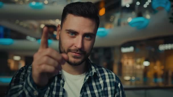 Glückliche Emotionale Mann Millennial 30S Geschäftsmann Zeigefinger Machen Hey Geste — Stockvideo