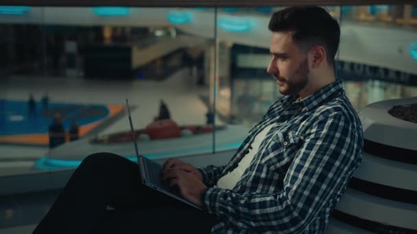 Arabische Latino 30S Man Freelancer Student Male Shopper Working Online — Stockvideo