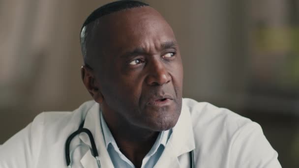 Озадаченный Вдумчивый Старший Мужчина Профессиональный Медик Зрелый Взрослый Доктор Африканский — стоковое видео