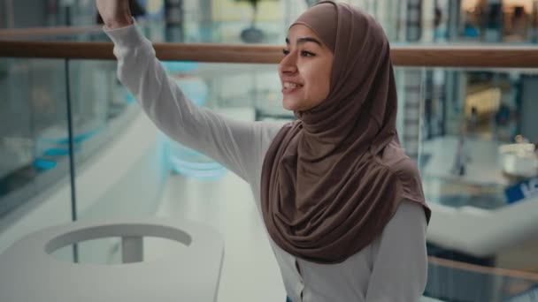 阿拉伯裔妇女 穆斯林少女 头戴头巾 坐在商场的咖啡桌或餐馆餐厅里 点两杯咖啡 让服务员端来咖啡因饮料 顾客服务理念 — 图库视频影像