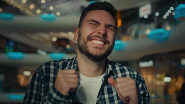 Радостный Счастливый Танец Кавказский Мужчина Студент Бизнесмен Танцует Торговом Центре — стоковое видео