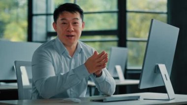 Yetişkin iş adamı danışmanı koç Asian 40 'lı yaşlardaki adam internet kamerasına çevrimiçi video konsültasyonu ile konuşuyor profesyonel tavsiyeler veriyor iş dünyası hakkında bilgi veriyor yetişkin Koreli Japon erkek iletişim kuruyor