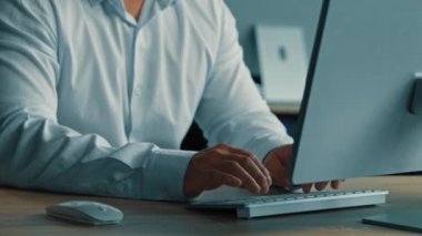 Hareket eden kamera erkek portresi çalışanı Asyalı orta yaşlı adam bilgisayardaki monitör çalışmalarına bak program geliştirme iş bilgileri İnternet mesajlaşması sanal iletişim kullan