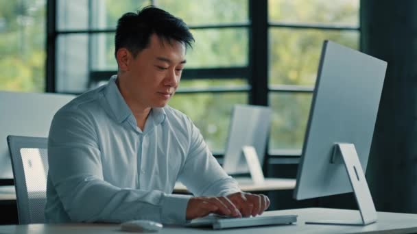成熟したアジアの実業家中国人韓国人のオフィス労働者の専門家は コンピュータ上の男性の仕事は カメラを自信を持って笑顔でプロジェクトをオンライン見て開発する 肖像画成功したシニアマンビジネスの概念 — ストック動画