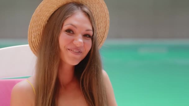 Retrato Europeo Rubia Chica Hermosa Caucásica Amigable Mujer Turista Descansando — Vídeos de Stock