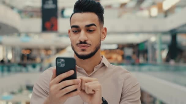 Etnik Hintli Erkek Kazanan Adam Internet Üzerinden Bahis Oynuyor Kumarhane — Stok video