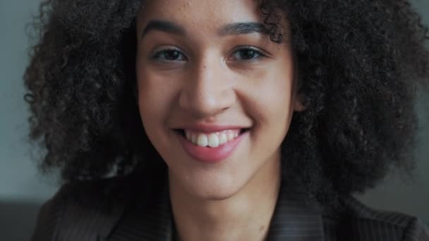 Πορτρέτο Νεαρός Κορίτσι Φοιτητής Της Αφρικής Αμερικανική Γυναίκα Μοντέρνα Σγουρά — Αρχείο Βίντεο