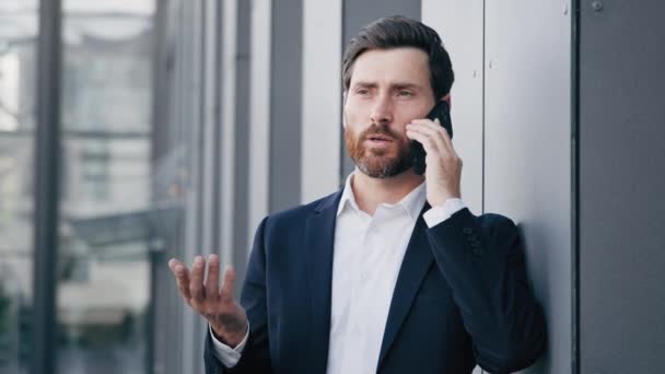 Seriózní Muž Mluví Mobilní Telefon Venku Zvedání Obchodní Hovor Profesionální — Stock video