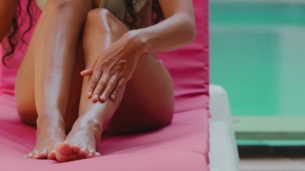 Zbliżenie Swarthy Smukły Kobieta Nogi Nagie Ciało Części Nogi Sexy — Wideo stockowe