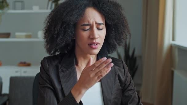 Cansada Mujer Negocios Somnolienta Agotado Trabajador Perezoso Mujer Afroamericana Estudio — Vídeo de stock