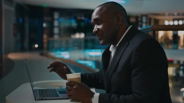 中世の50人の民族の男性コーヒー雇用主の起業家とアフリカのビジネスマンのリーダーの労働者は ノートパソコンの仮想話してビデオ通話会議のWebカメラに話を遠くの会話企業会議 — ストック動画