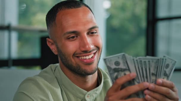 Männliches Porträt Glücklich Lächelnd Reich Erfolg Latin Mann Zählen Geld — Stockvideo