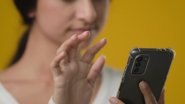 Kırpılmış Görüntüyü Kapat Sarı Stüdyo Göz Gezdirme Cep Telefonuyla Konuşma — Stok video