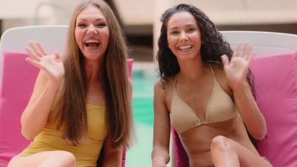 两个穿着泳衣 富有创意的性感女性博客写手在暑假的休息时间看着移动相机 发送空中亲吻记录旅行博客流转网上直播无线连接国外 — 图库视频影像
