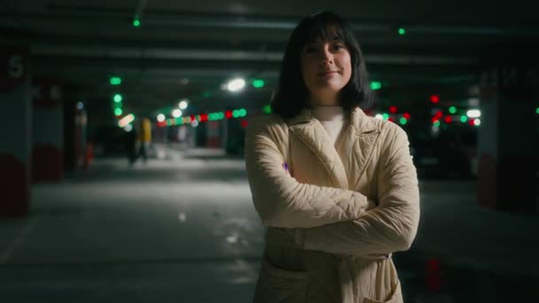 Parkplatz Dunkler Hintergrund Allein Selbstbewusste Mädchen Dame Weiblich Arbeiter Manager — Stockvideo