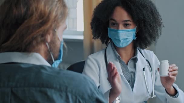 Maskeli Genç Afrikalı Kadın Doktor Hasta Erkek Hastayı Dinleyin Ağrı — Stok video