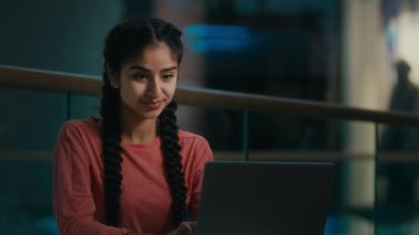 Çevrimiçi iş yapan güzel kadın profesyonel kullanıcı iş yerinde oturuyor genç öğrenci serbest çalışan internet sitesinde arkadaşlarıyla sohbet ediyor uzaktan internetteki arkadaşlarıyla laptopta veri arayışı yapıyor.