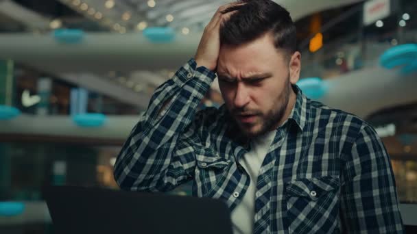 Teleurgesteld Depressieve Droevige Zakenman Freelancer Blanke Man Heeft Probleem Met — Stockvideo