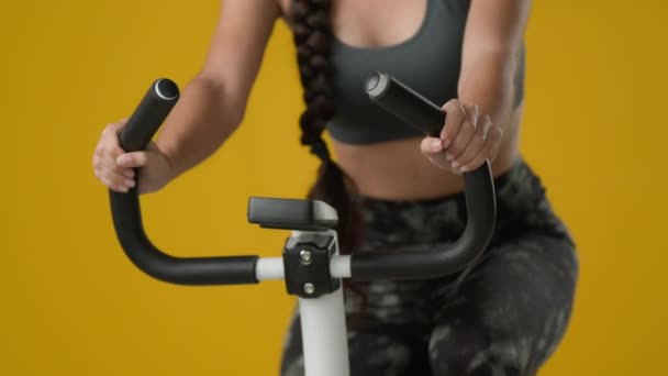 Kırpılmış Manzara Tanınmayan Kadın Tanınmayan Bayan Sporcu Sarı Stüdyodaki Bisikletçi — Stok video