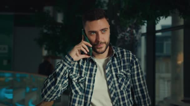 Pozitivní Hispánský Muž Pohledný Mladý Tisícileté Chatování Telefon Vzdálený Rozhovor — Stock video