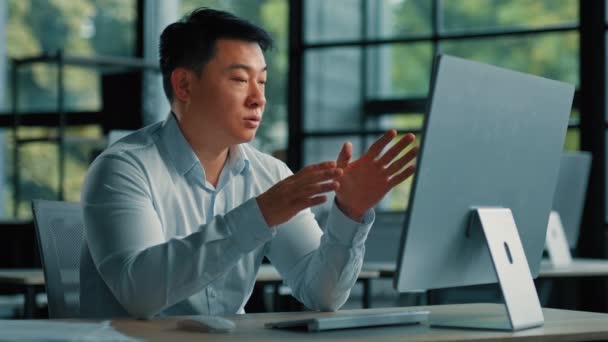 アジアの男性ビジネスコンサルタントオフィスワーカーリクルーターは クライアント会議ビデオチャットと遠く通信男性中国のビジネスマン弁護士の仕事コンピュータ上で法的協議を提供オンライン販売 — ストック動画