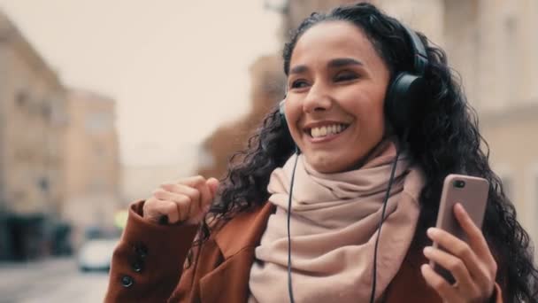 도시에 히스패닉 브루네 대여성 관광객 스마트폰 오디오 오디오 사운드 음악을 — 비디오