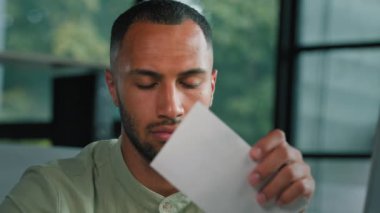 Sakin Afrikalı Latin erkek öğrenci öğrenci girişimci banka test sonuçlarından gelen açık zarf bildirimi ev ofis e-posta uyarısı kredi reddi kağıt kabul mektubunda davetiye okuma