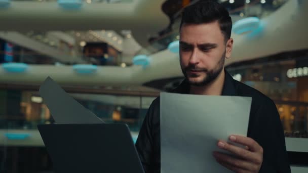 Männlich Junge Geschäftsmann Unternehmer Mann Tun Corporate Papierkram Lesen Geschäftsvertrag — Stockvideo