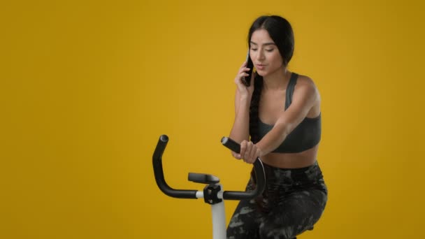 Ινδική Εθνοτική Αστεία Γυναίκα Κίτρινο Στούντιο Φόντο Ιππασία Ποδήλατο Αθλητικό — Αρχείο Βίντεο