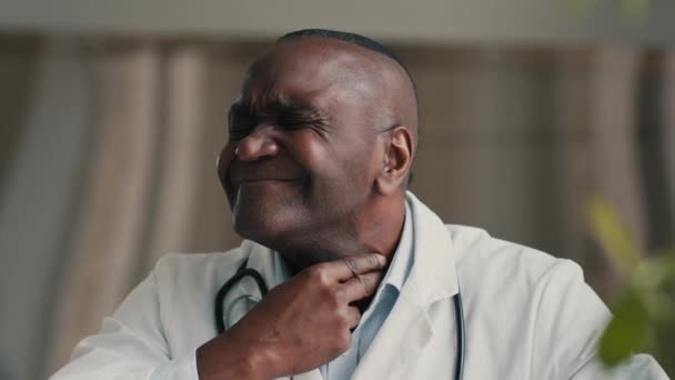 アフリカ系民族医師医療従事者は 炎症性扁桃炎に苦しむ喉の痛みをこする不健康な成熟した男が飲み込むを傷つけるCovid 19疾患症状コロナウイルス感染ウイルスの健康問題を持っています — ストック動画