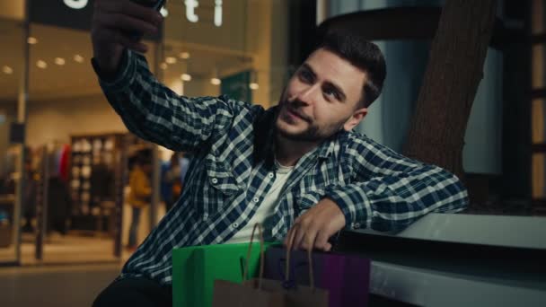 Młody Blogger 25S Mężczyzna Biznesmen Mężczyzna Shopper Rozmowa Komórce Kamera — Wideo stockowe
