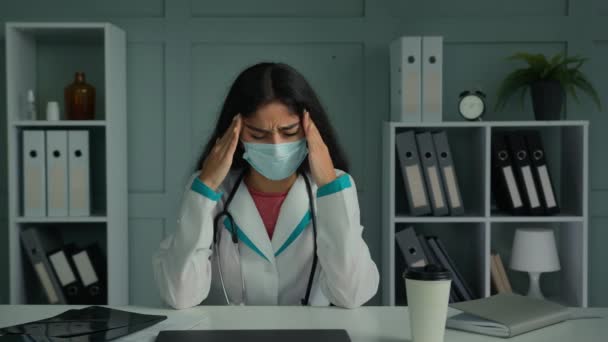 Ohälsosam Trött Sjuk Läkare Ung Kvinna Medicinsk Mask Beröring Huvud — Stockvideo