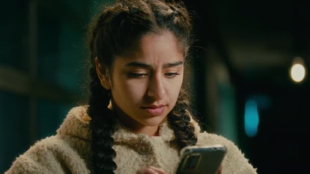 夜の街に立つ欲求不満な悲しい心配アラビアの若い女の子の女性は インターネットのウェブサイトをスクロール悪いニュースを読むSms詐欺通知は絶望負の感情を感じ携帯電話アプリを使用して問題があります — ストック動画