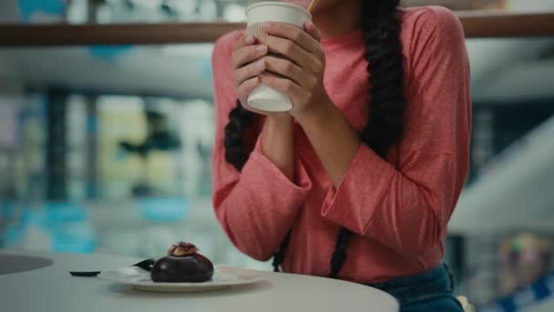 不为人知的女客户女顾客坐在咖啡店买咖啡和巧克力健康无热量甜点女客人购物后喝香味浓郁的卡布奇诺香草茶放松身心 — 图库视频影像