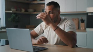 Afrikalı üzgün adam, Amerikalı hoşnutsuz erkek, çevrimiçi problem için endişeleniyor, yavaş bağlantı, düşük akü kaybı, dizüstü bilgisayar kazası, web sitesi hatası.