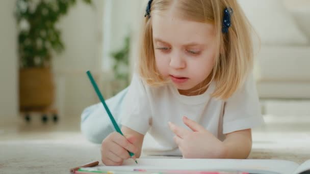 Χαριτωμένο Συμπυκνωμένο Λευκό Κοριτσάκι Ζωγραφίζει Μολύβι Χρώματος Ξαπλωμένο Στο Πάτωμα — Αρχείο Βίντεο