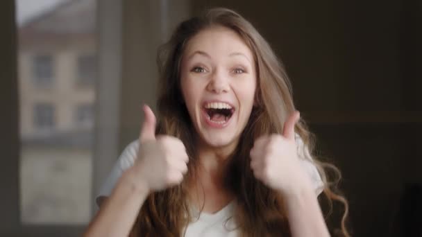 Feliz Entusiasta Emocionado Sorprendido Caucásico Joven Mujer Mirando Cámara Mostrando — Vídeos de Stock