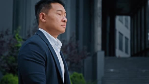 サイドビュー深刻な40代の民族アジアの中高年実業家雇用主男日本の男性中国企業Ceoの上司弁護士起業家が街に行く歩くと 屋外で歩くビジネスミーティングに急いで行く — ストック動画