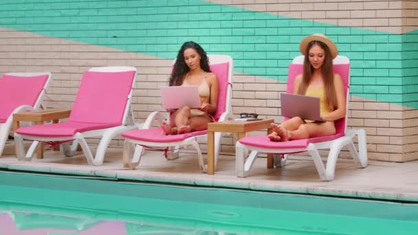 Duas Meninas Milenares Caucasianas Mulheres Latinas Millennial Relaxar Espreguiçadeiras Por — Vídeo de Stock