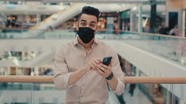 Zmatený Obchodník Maskou Problém Upozorněním Smartphone Aplikace Muž Podnikatel Nákupním — Stock video