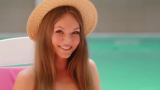 Mulher Loira Caucasiana Cliente Feliz Turista Jovem Chapéu Palha Banhos — Vídeo de Stock
