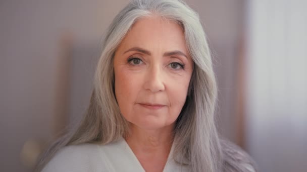 Gros Plan Portrait Féminin Dans Salle Bain Vieux Senior Mature — Video