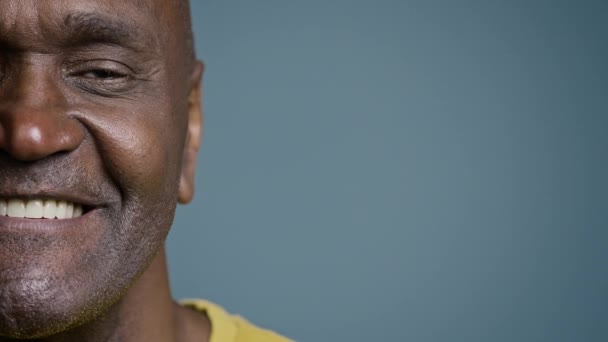 Close Half Mannelijk Gezicht Met Vrolijke Uitdrukking Volwassen Afrikaans Amerikaanse — Stockvideo