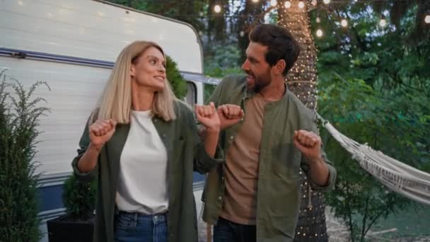 Komik Evli Bir Çift Müzik Eşliğinde Kampın Arka Bahçesinde Beyaz — Stok video