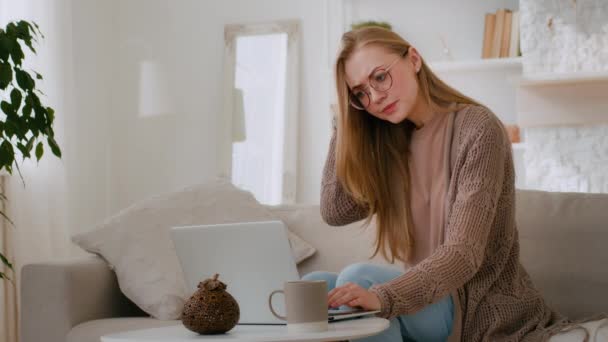 白人女性は壊れたラップトップで女の子を混乱させる悪いWi Fiインターネット接続について怒っているコンピュータのバッテリーアプリの問題を心配眼鏡で厄介な女性 — ストック動画