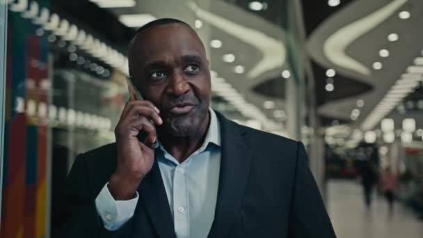 Улыбающийся Веселый Африканский Предприниматель Среднего Возраста Мужчина Бизнесмен Говорить Телефону — стоковое видео