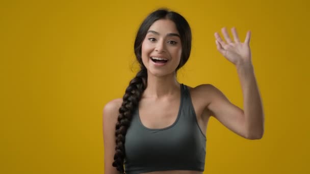 Frau Gelbem Studiohintergrund Freundlich Lächelnd Indische Sportlerin Sportlich Athletin Mädchen — Stockvideo