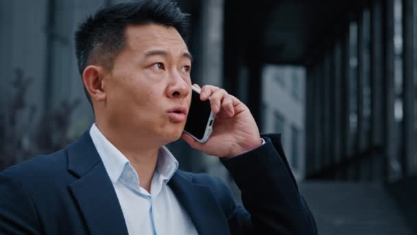 Komoly Beszélgetés Hívás Beszél Telefonon Koreai Főnök Férfi Befektető Ázsiai — Stock videók